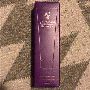 Younique divine daily moisturizer